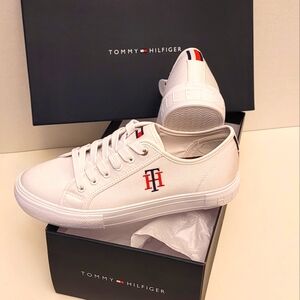 Tommy Hilfiger Twalezya Women's Oxford Sneakers Size 7.5 M. New in box.